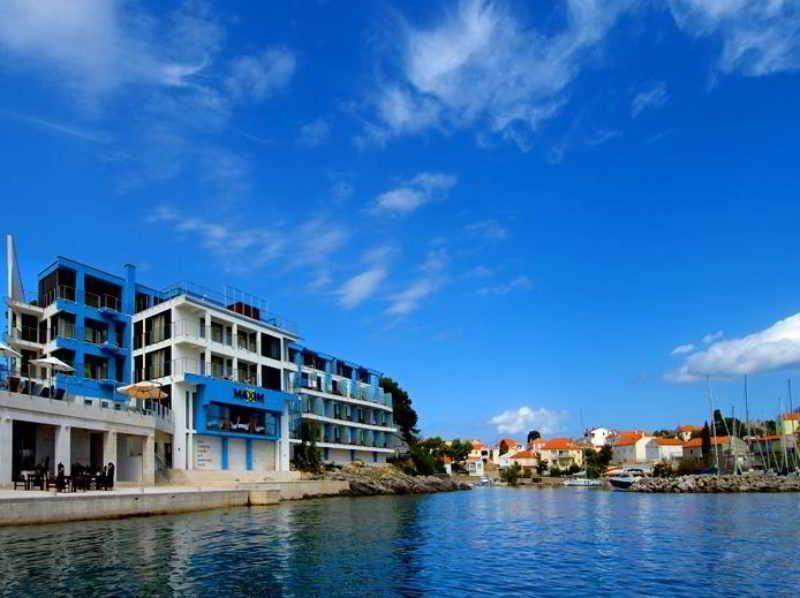 בוזאבה Hotel Maxim מראה חיצוני תמונה