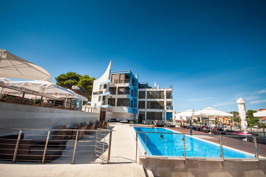 בוזאבה Hotel Maxim מראה חיצוני תמונה