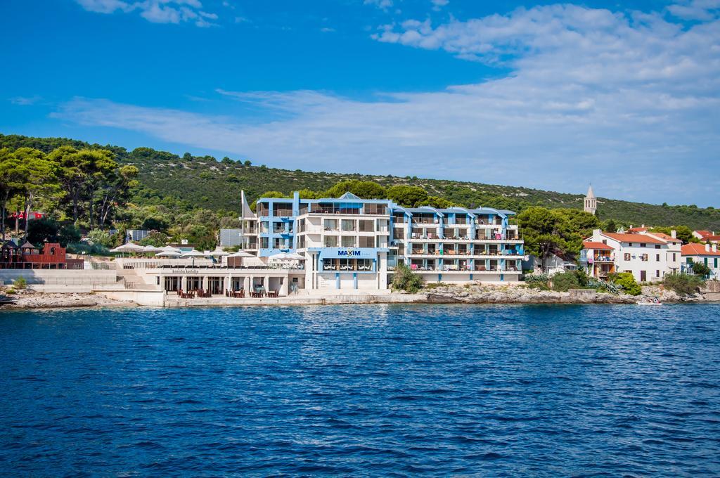 בוזאבה Hotel Maxim מראה חיצוני תמונה
