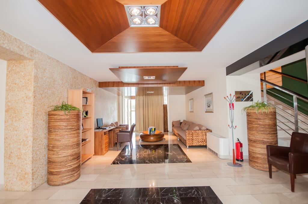 בוזאבה Hotel Maxim מראה חיצוני תמונה