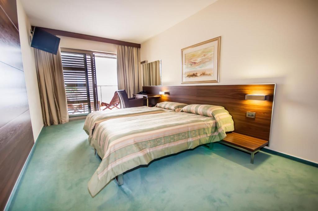 בוזאבה Hotel Maxim מראה חיצוני תמונה