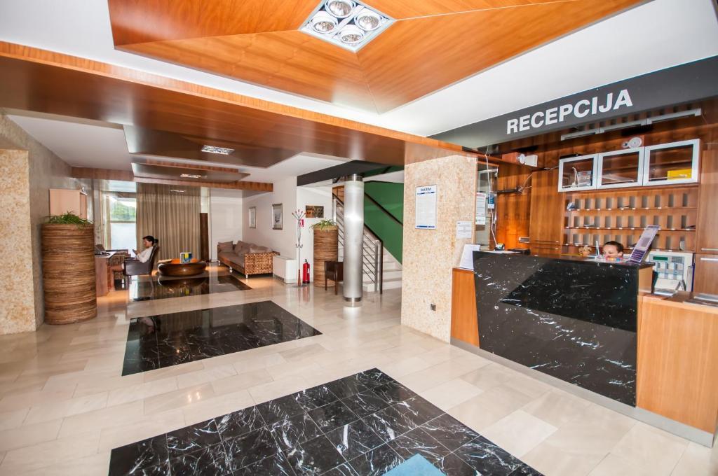 בוזאבה Hotel Maxim מראה חיצוני תמונה