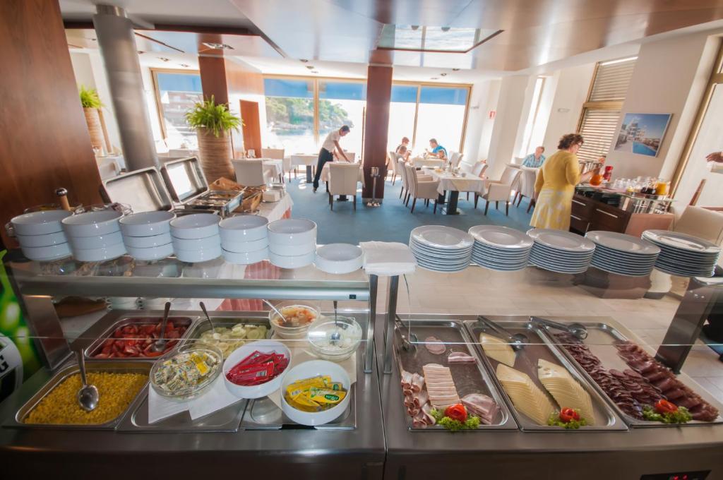 בוזאבה Hotel Maxim מראה חיצוני תמונה