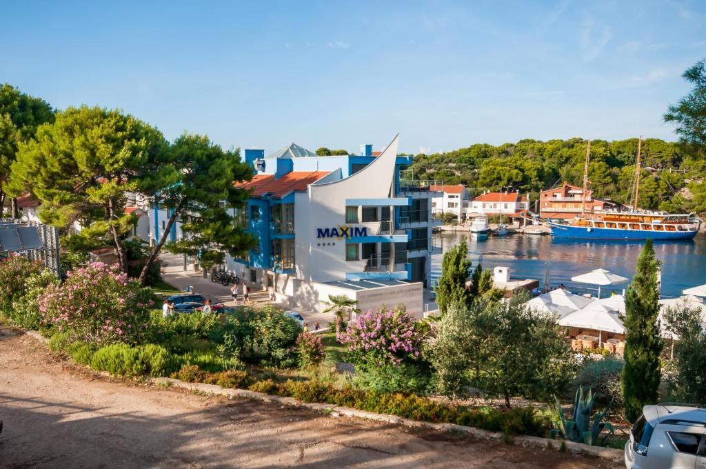 בוזאבה Hotel Maxim מראה חיצוני תמונה
