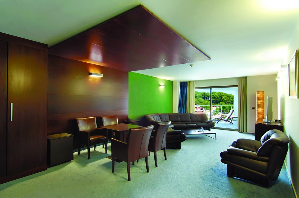 בוזאבה Hotel Maxim מראה חיצוני תמונה