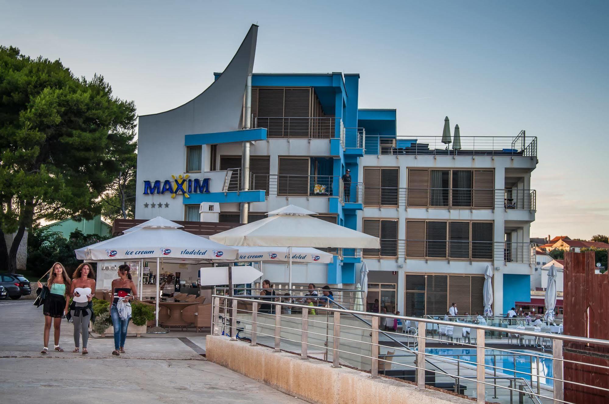 בוזאבה Hotel Maxim מראה חיצוני תמונה
