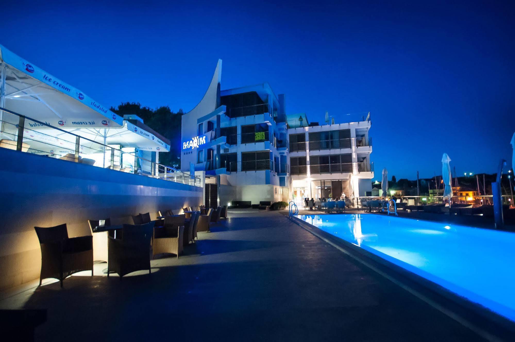 בוזאבה Hotel Maxim מראה חיצוני תמונה