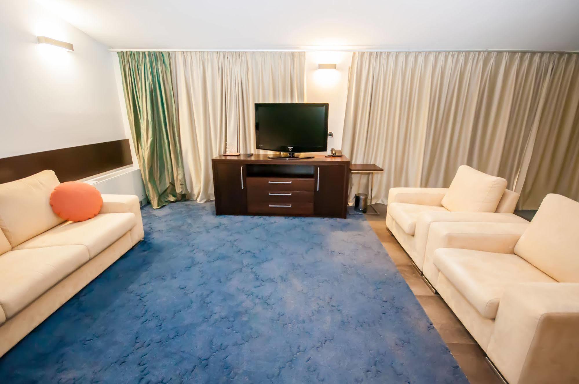 בוזאבה Hotel Maxim מראה חיצוני תמונה