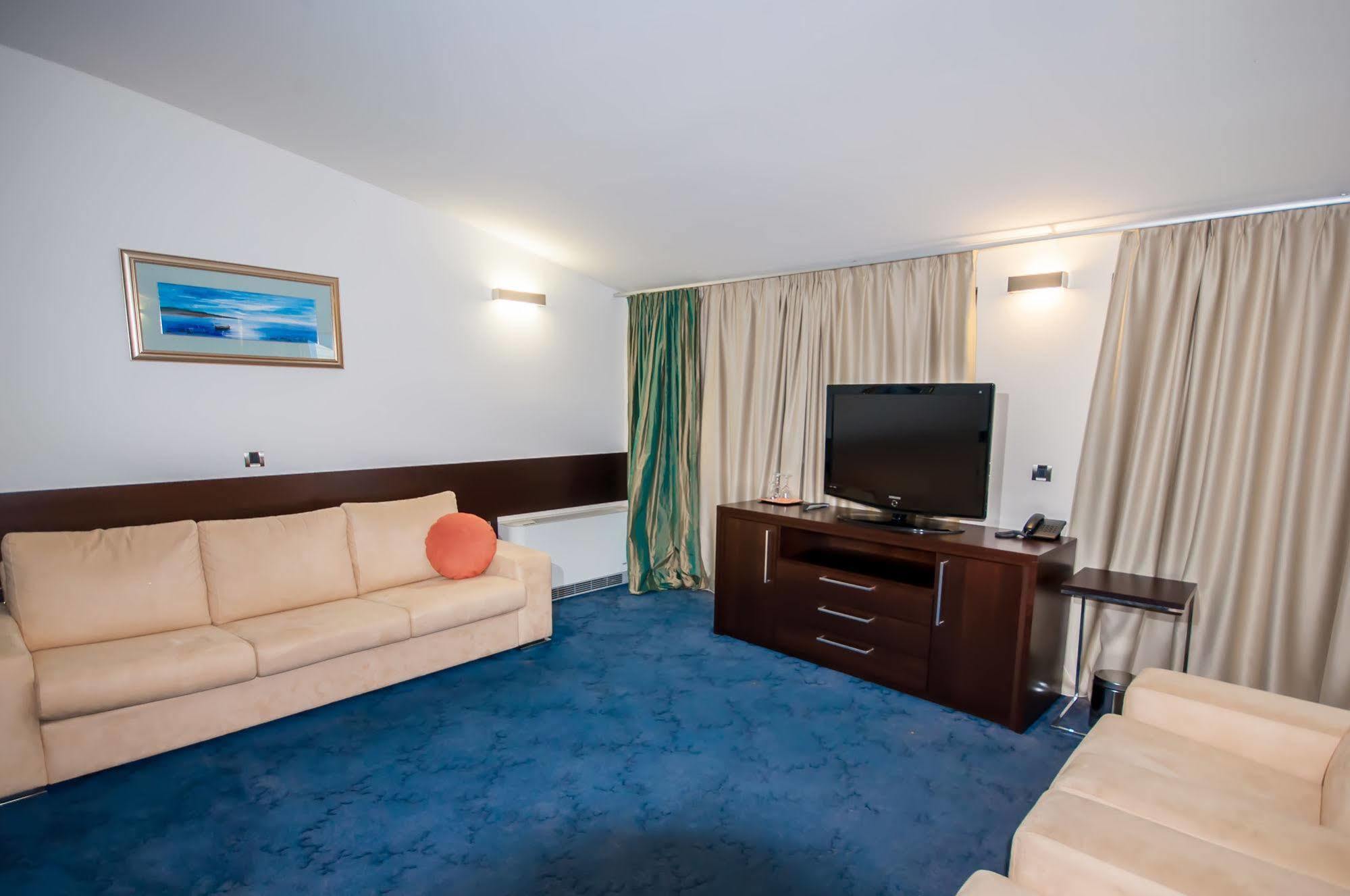 בוזאבה Hotel Maxim מראה חיצוני תמונה