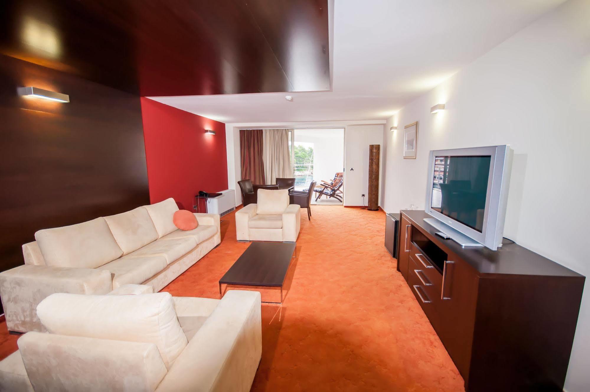 בוזאבה Hotel Maxim מראה חיצוני תמונה