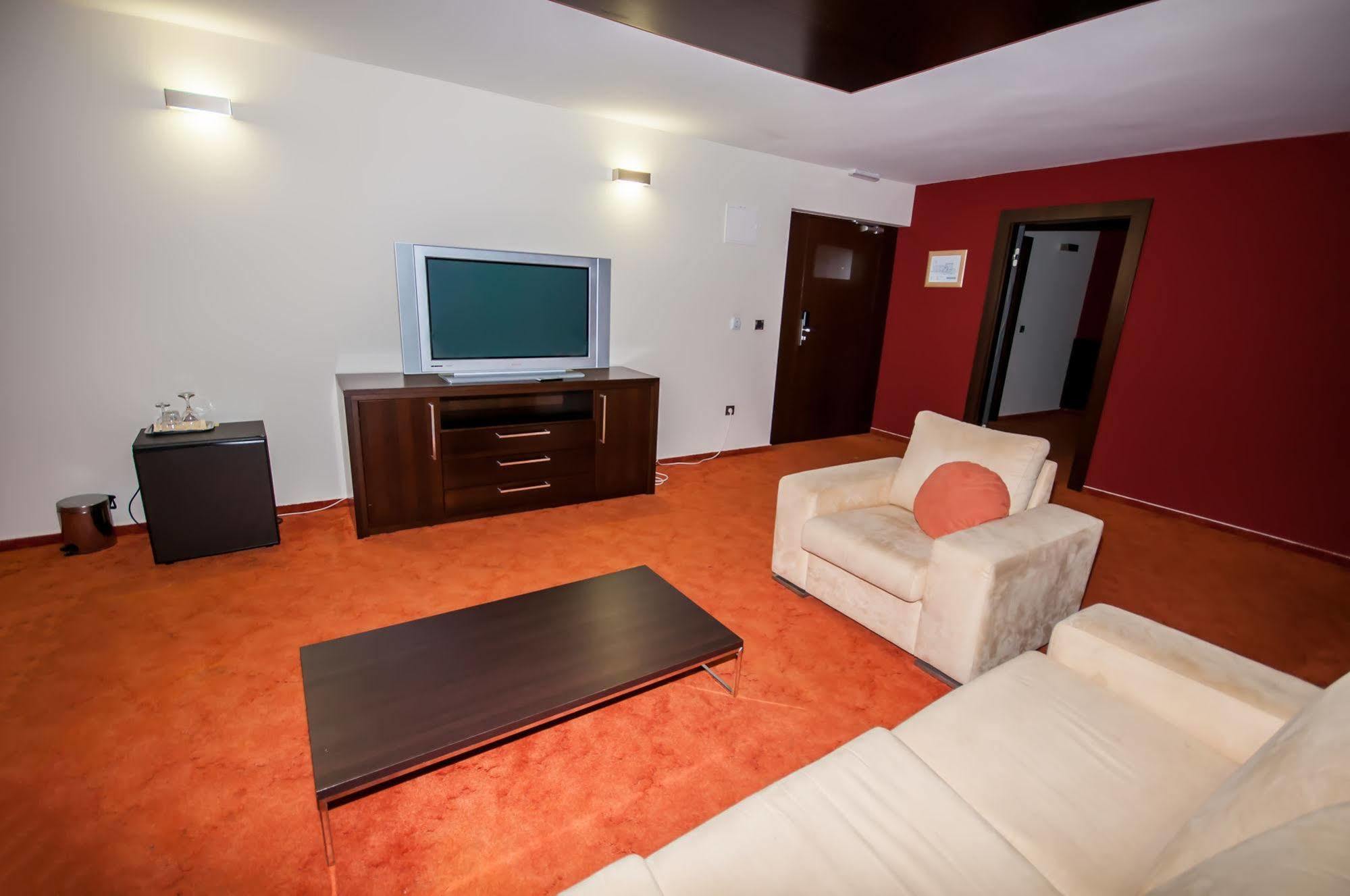 בוזאבה Hotel Maxim מראה חיצוני תמונה