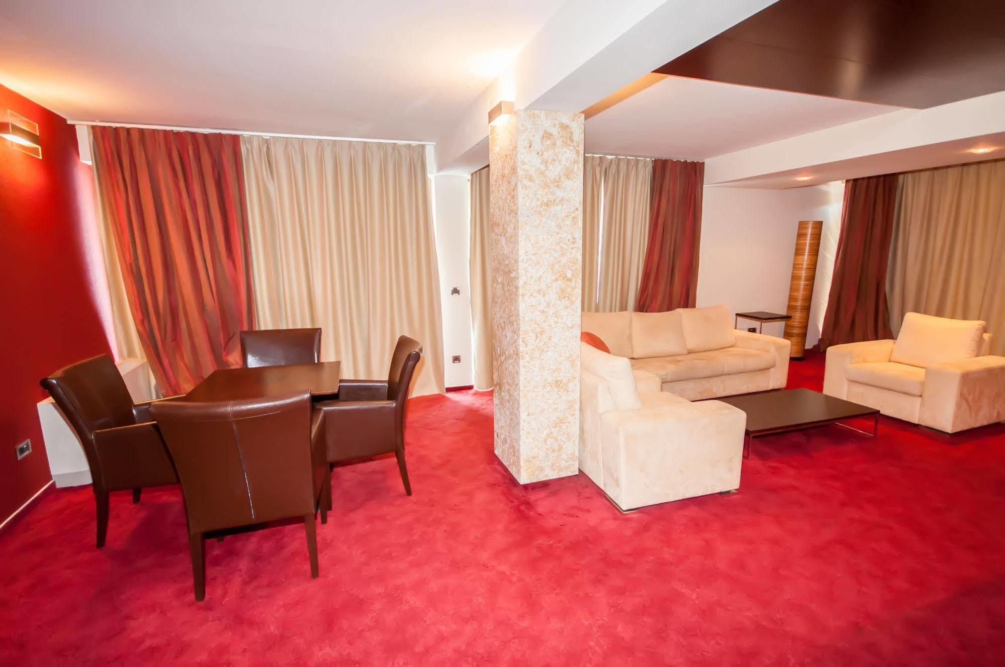 בוזאבה Hotel Maxim מראה חיצוני תמונה