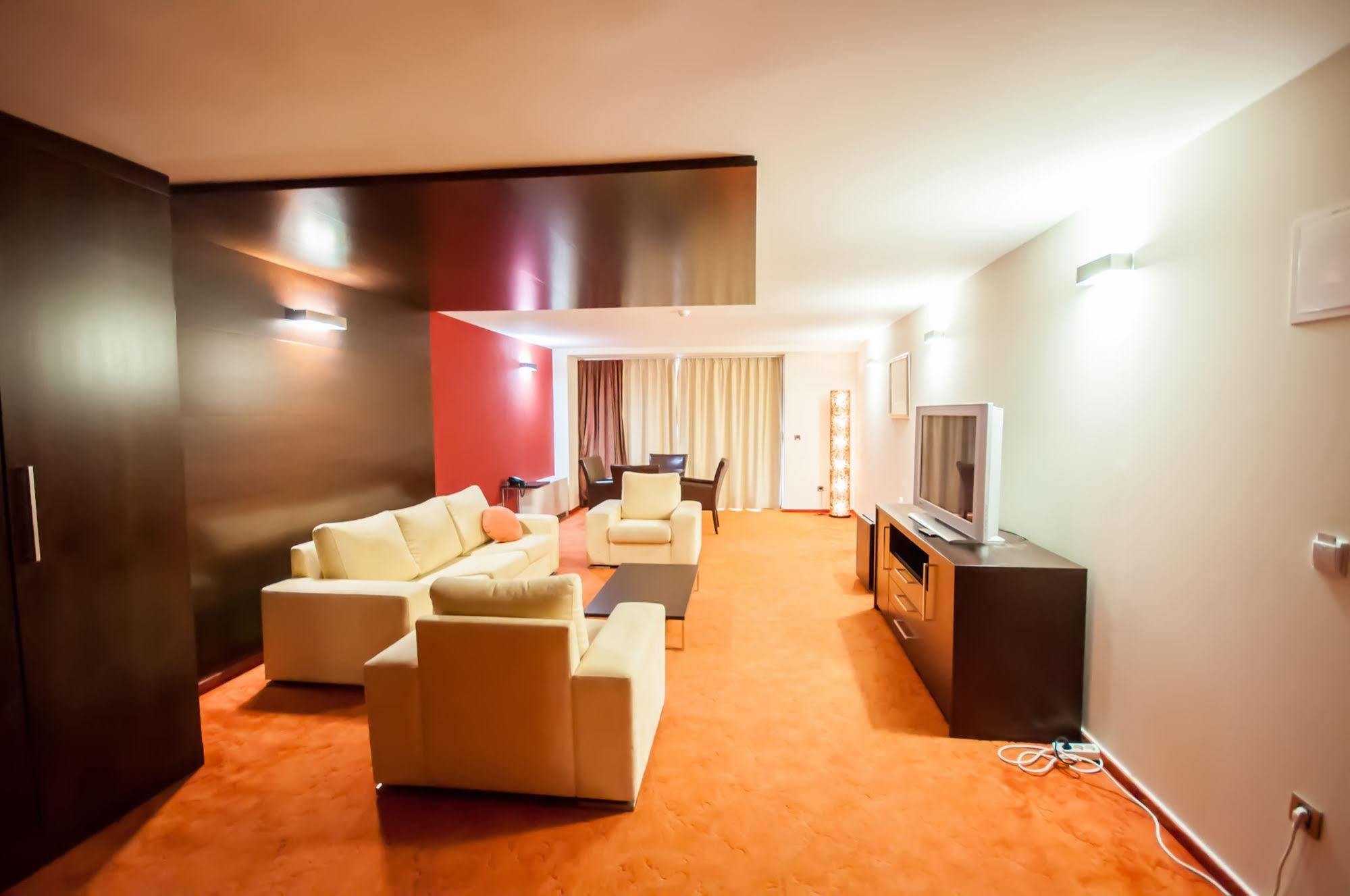בוזאבה Hotel Maxim מראה חיצוני תמונה